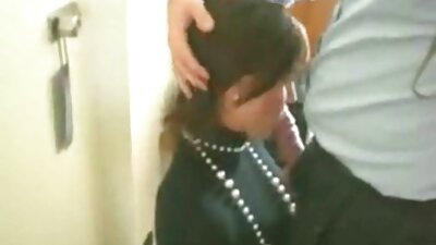 Kuuma brunette, joka rakastaa hypätä kukkoon, tekee hienon esityksen