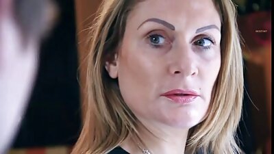 Teini glamour tyttö masturboi hänen kuuma pillua kantapäät