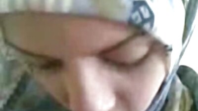 Suloinen blondi masturboi hellästi yksin tilavassa huoneessa