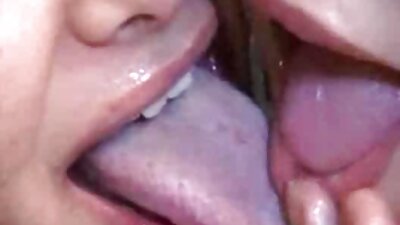 Buxom lassie leikkii sukupuolielintensä kanssa kauniissa soolo -videossa
