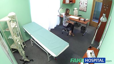 Soolotyttö näyttää, kuinka hän imee peiliin kiinnitettyä dildoa