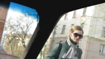 Inkivääri rouva levittää jalkojaan leikkiä märän kirsikan kanssa